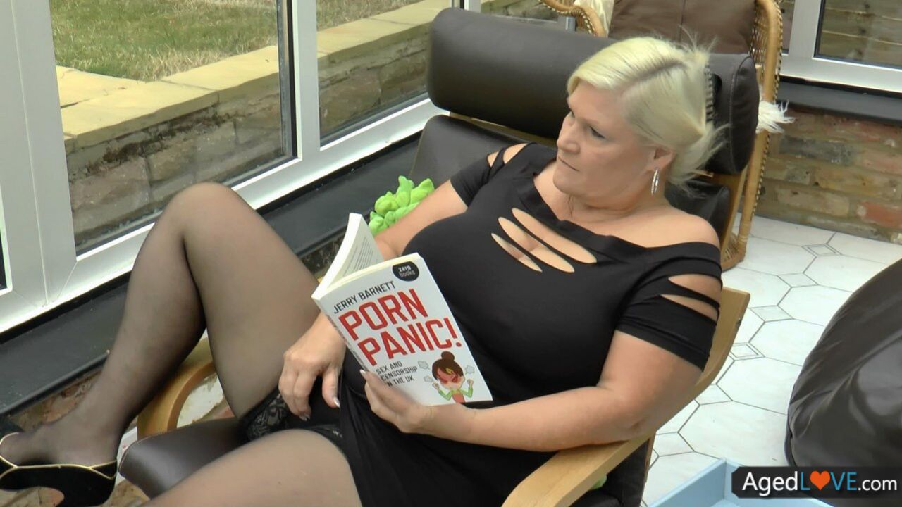 OLD UK GRANNY LACEY STARR RECEIVES FAT COCK ANAL