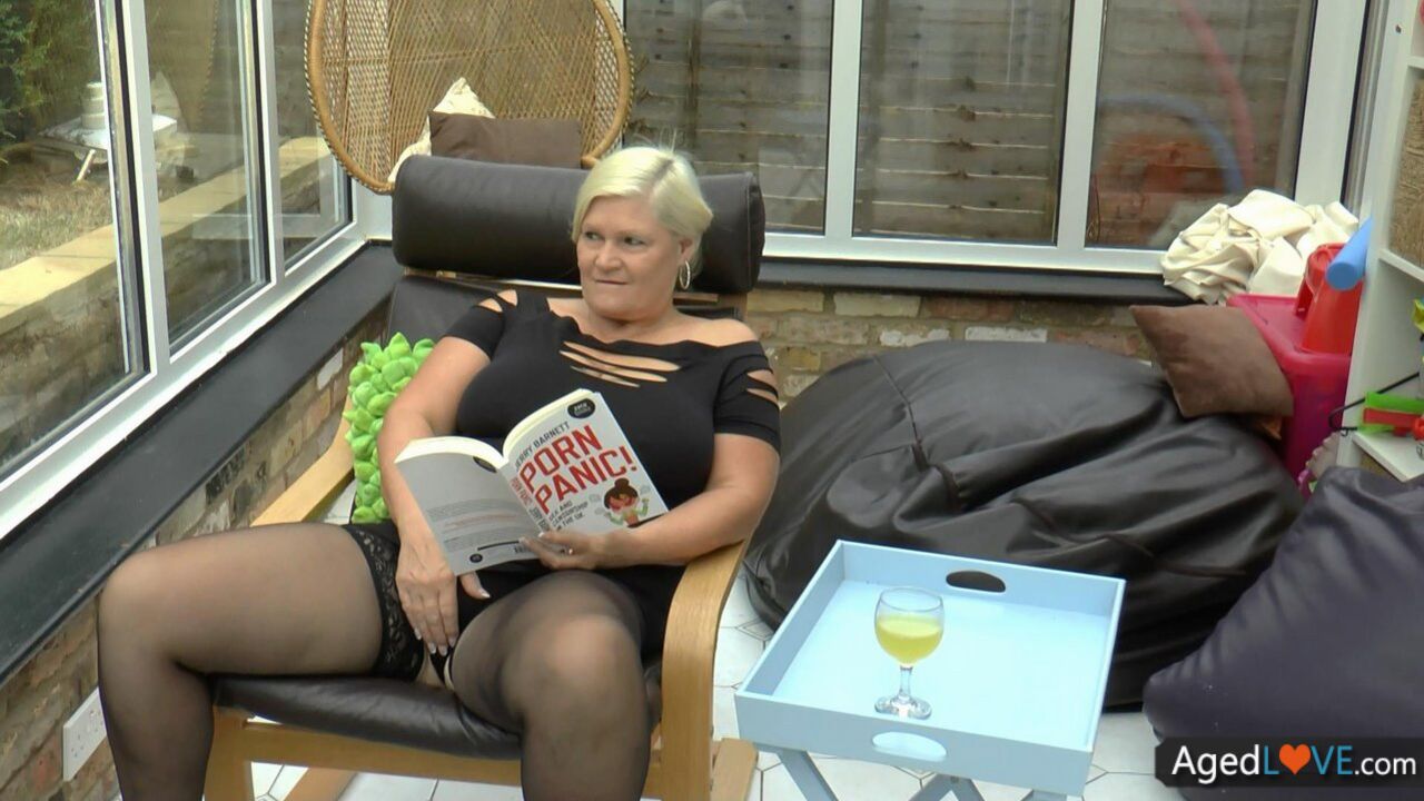 OLD UK GRANNY LACEY STARR RECEIVES FAT COCK ANAL