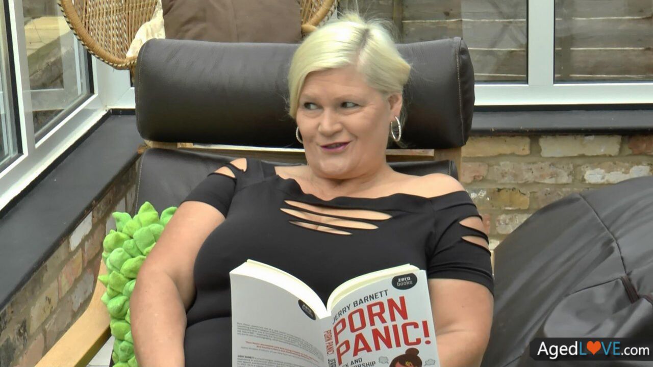 OLD UK GRANNY LACEY STARR RECEIVES FAT COCK ANAL