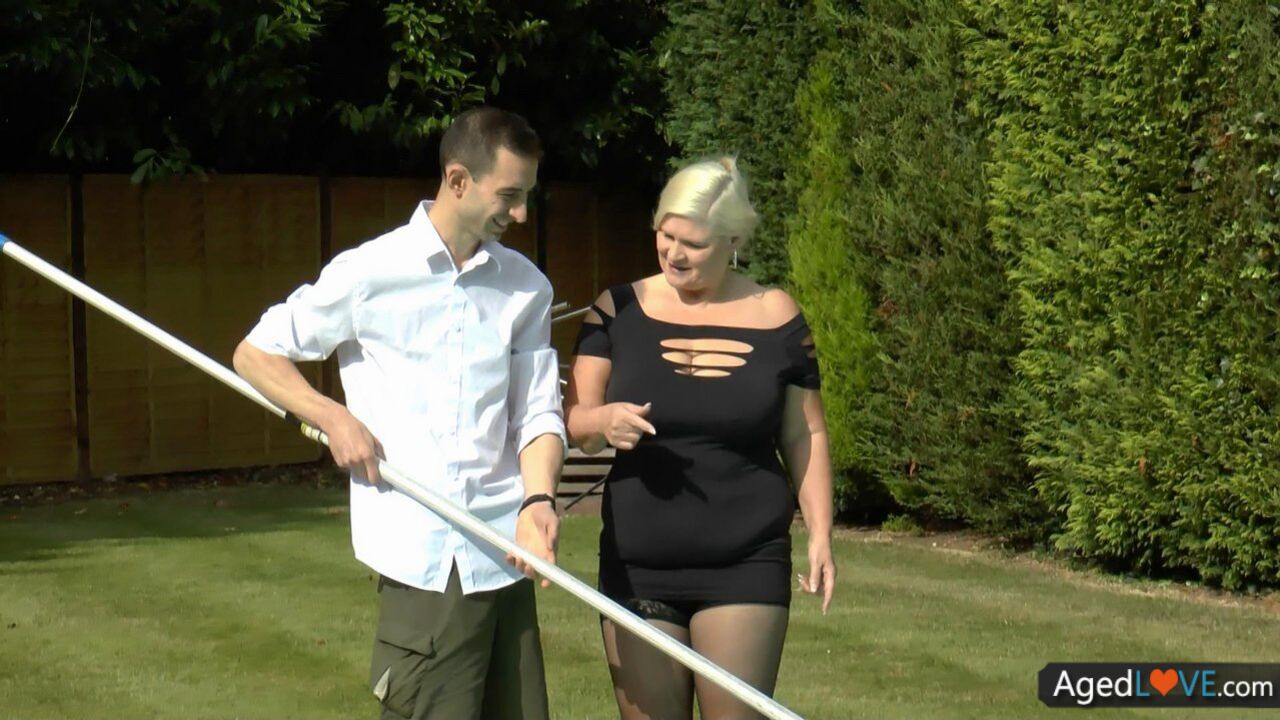 OLD UK GRANNY LACEY STARR RECEIVES FAT COCK ANAL