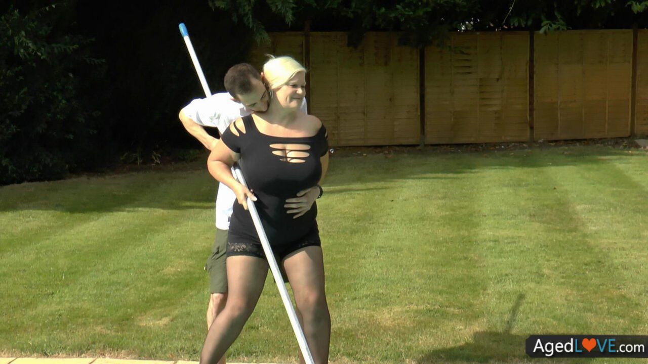 OLD UK GRANNY LACEY STARR RECEIVES FAT COCK ANAL