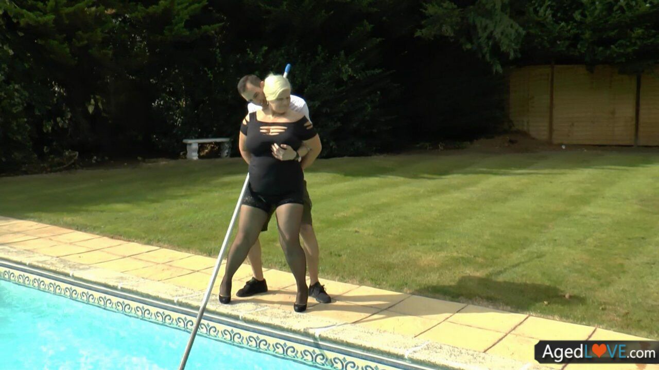 OLD UK GRANNY LACEY STARR RECEIVES FAT COCK ANAL