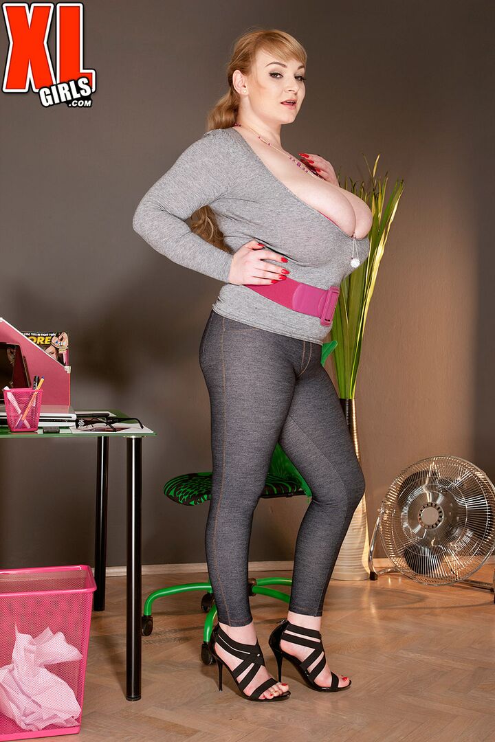 The Super-Stacked Secretary 39892