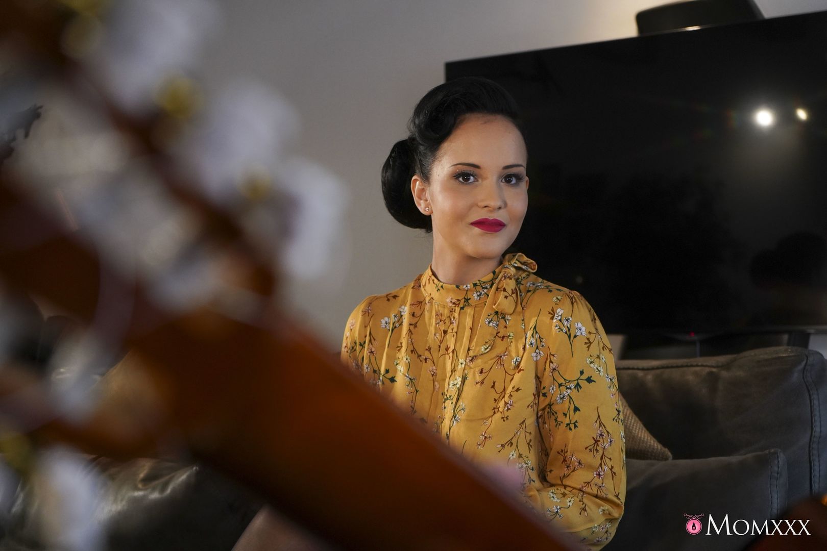 Horny housewife rides guitar tutor