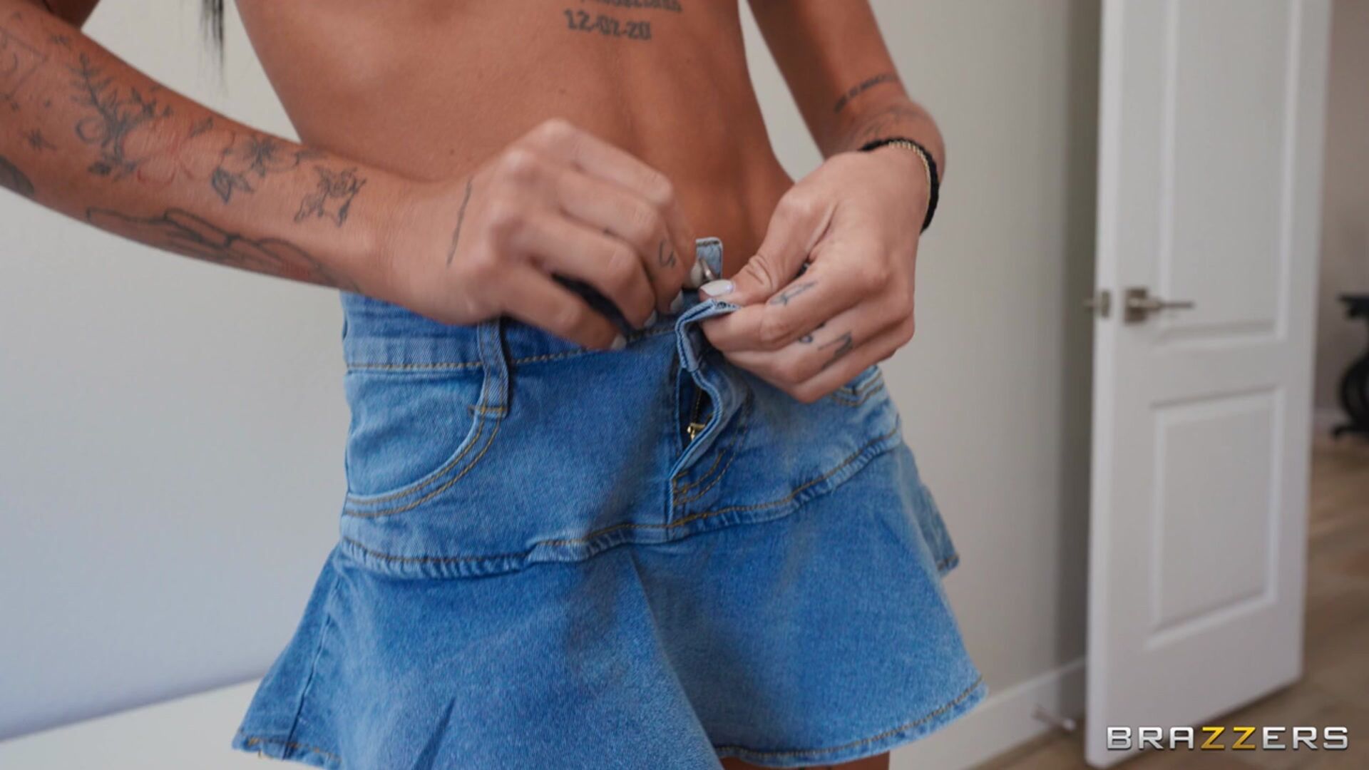 Horny House Sitter Hits The Jackpot