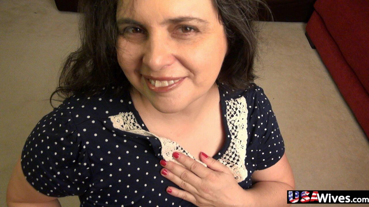 SWEET USA MATURE CHARLIE FOX PLAYING WITH DILDO