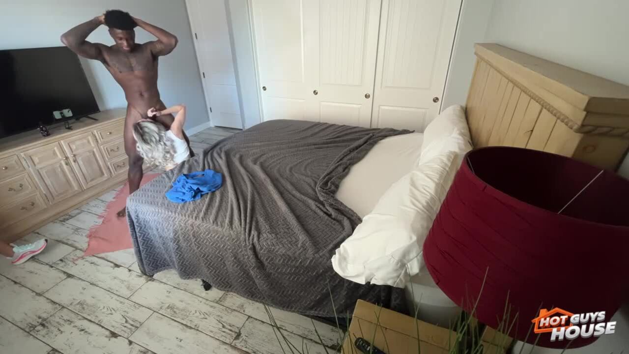 Hidden camera of Quentin Parker beating up Sweet Sophia's Pussy