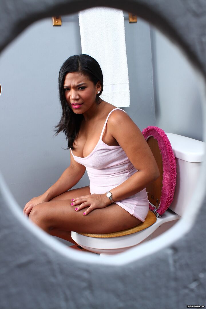 Sexy Babe Emy Reyes Fucks A Stranger's Dick In The Bathroom