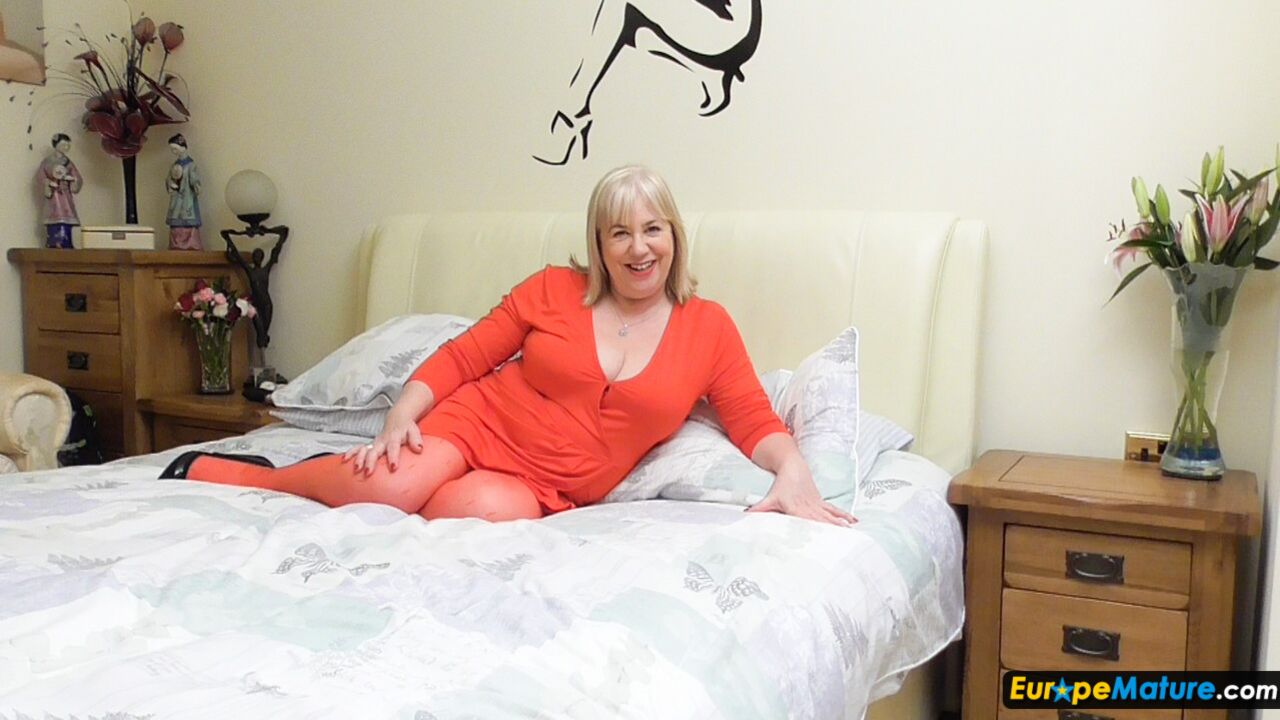 UK MATURE TRISHA SQUIRTING ON ORGASM