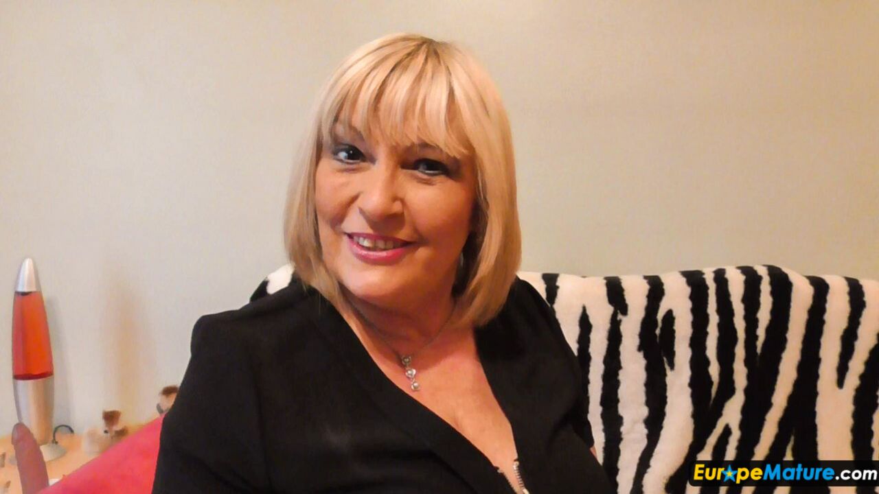 CHUBBY OLDER UK LADY ALISHA PUSHING DILDO IN HER SHAVED PUSSY