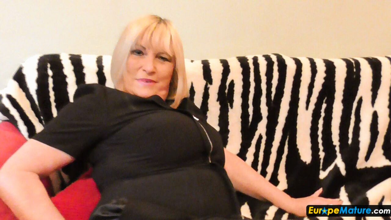 CHUBBY OLDER UK LADY ALISHA PUSHING DILDO IN HER SHAVED PUSSY