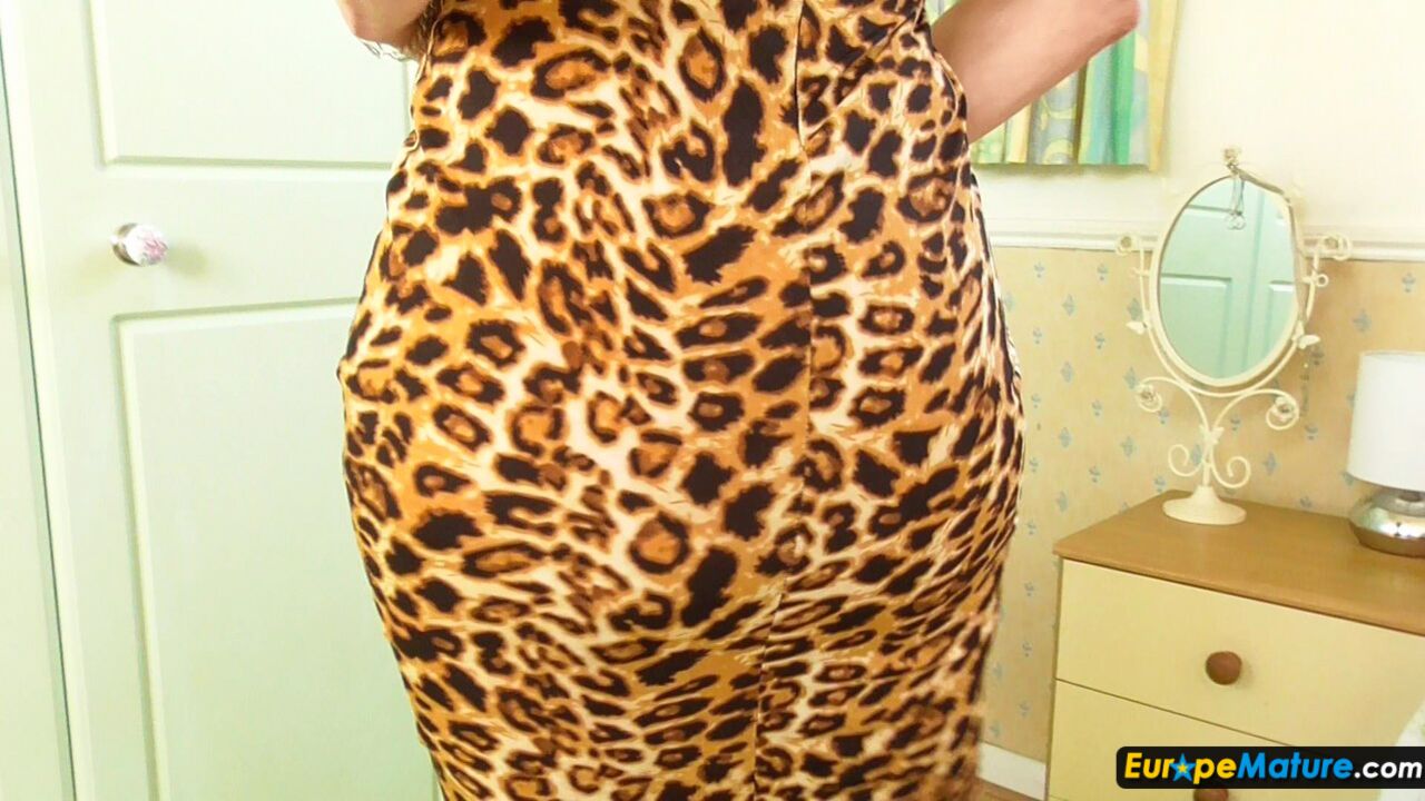BRITISH MODEL LADY SEXTASY IN TEASING LINGERIE MASTURBATING