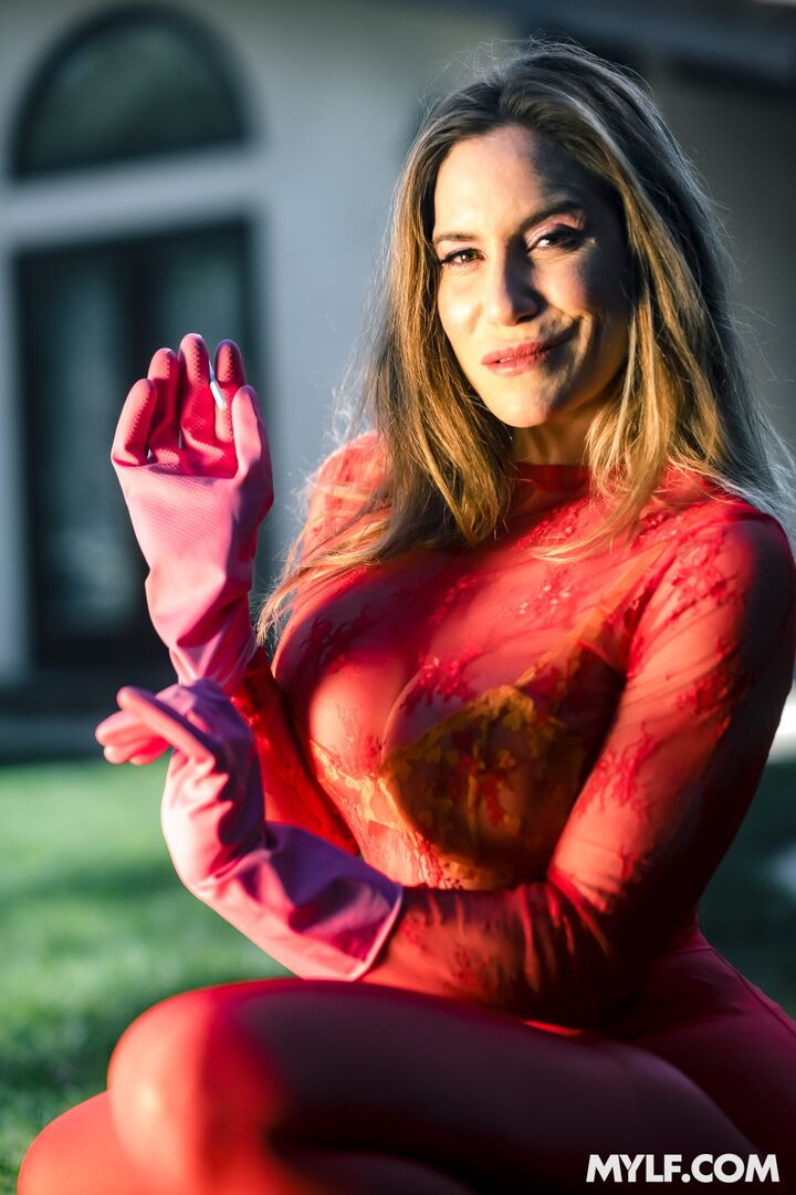 April Spotlight: Your Squirting Toy Aderes Quin