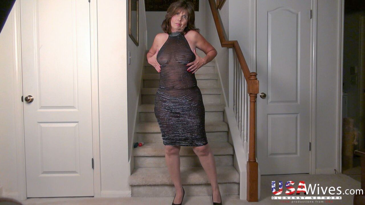 HOT MATURE JADE IN NYLONS MASTURBATING HORNY PUSSY