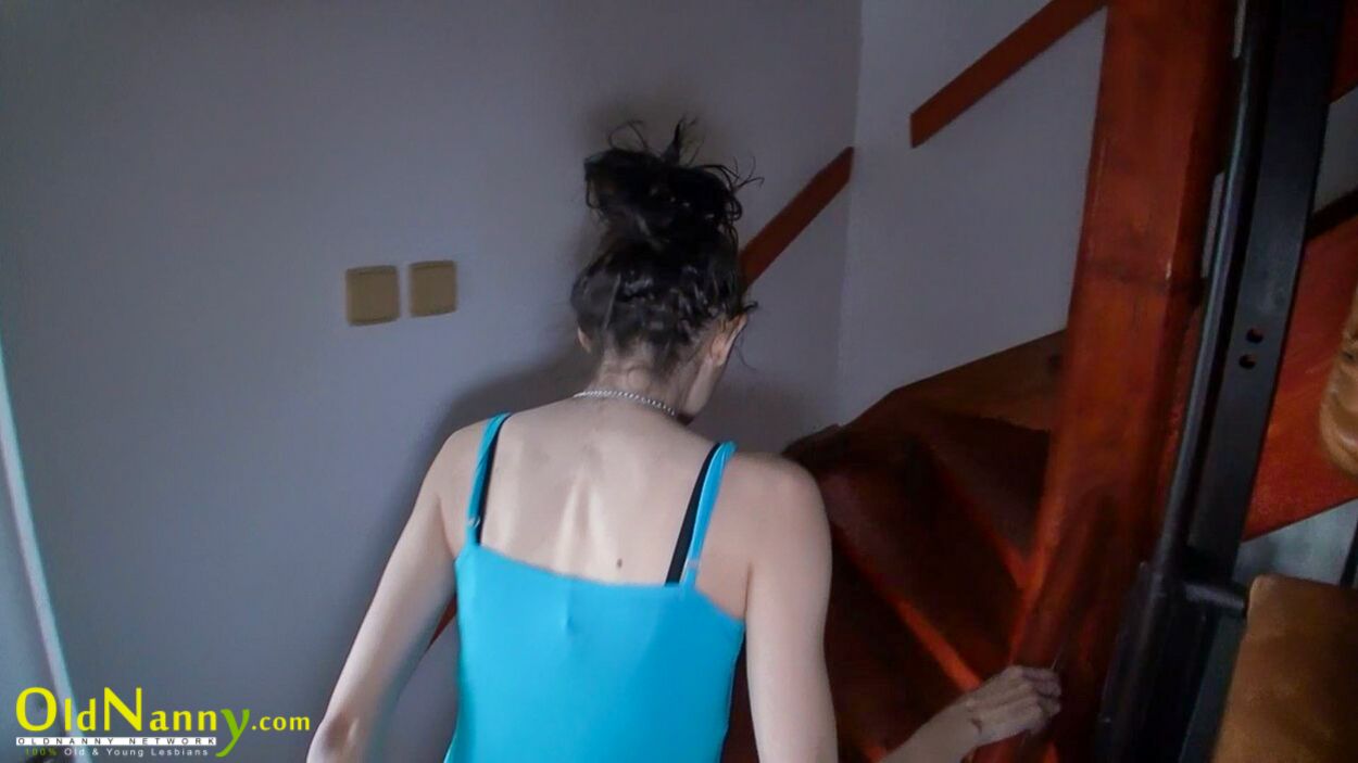 MATURE LADY KNOWS WELL SHE WILL BE FUCKING WITH CUTE GIRL
