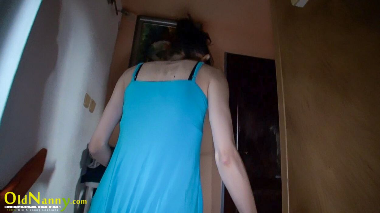 MATURE LADY KNOWS WELL SHE WILL BE FUCKING WITH CUTE GIRL
