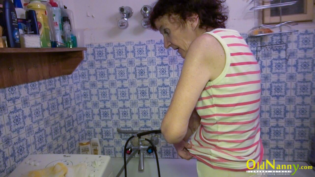 OLD GRANNY OF 81 YEARS BATHING RED HAIRED GIRL