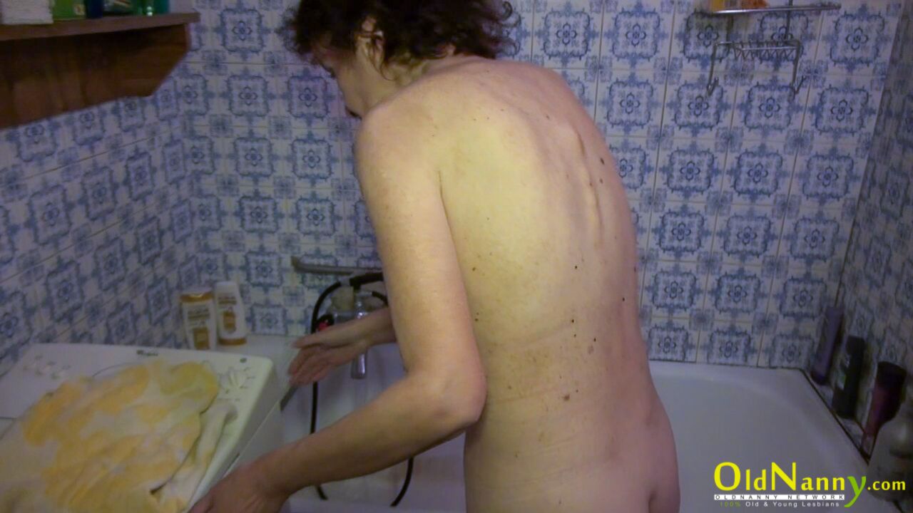 OLD GRANNY OF 81 YEARS BATHING RED HAIRED GIRL