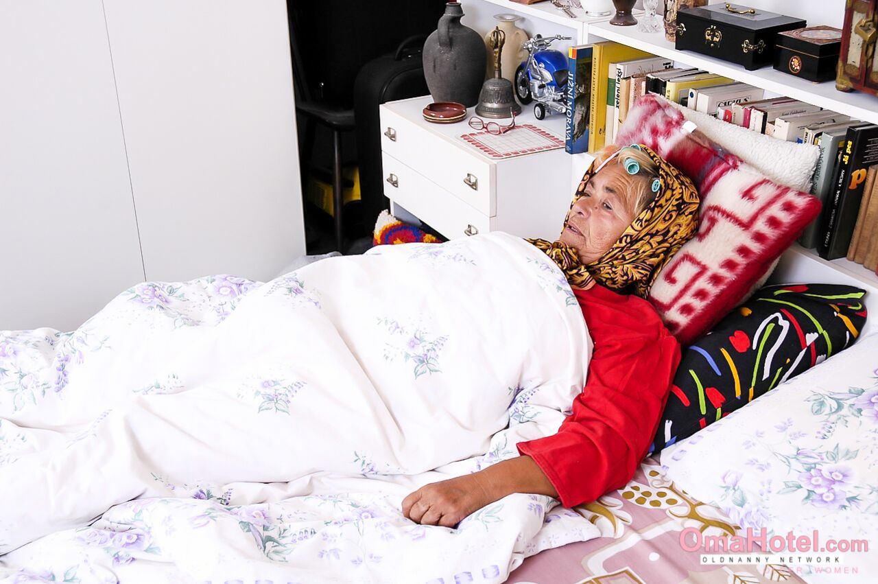 TWO MEN FOR HORNY OLDER GRANDMA