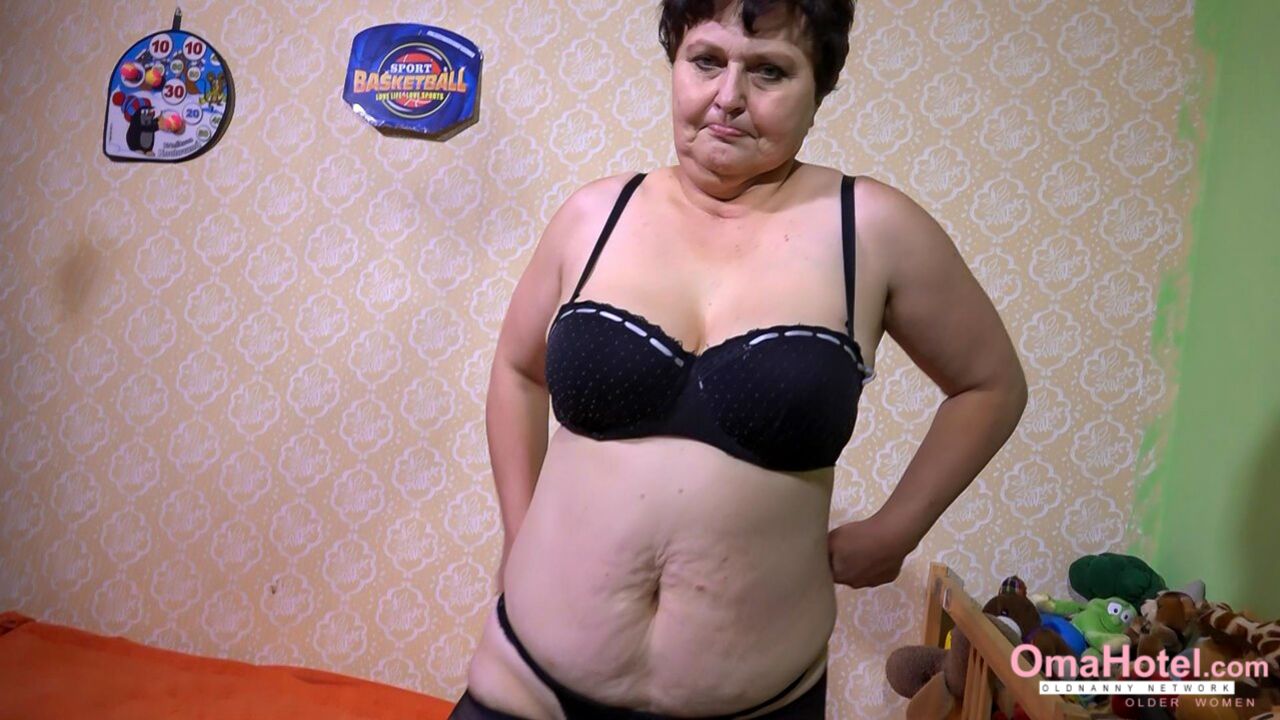 VERY HOT OLD GRANNY WITH NYLONS