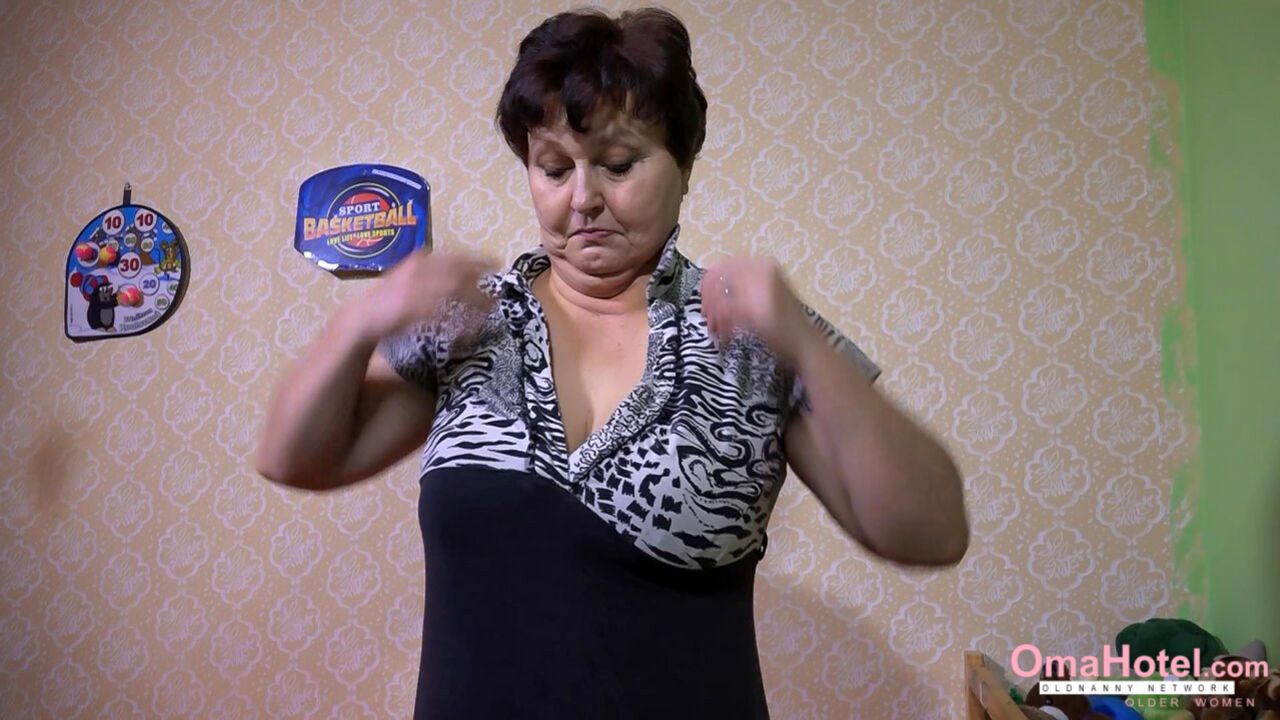 VERY HOT OLD GRANNY WITH NYLONS