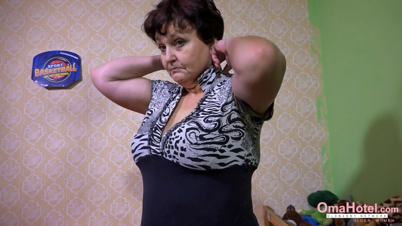 VERY HOT OLD GRANNY WITH NYLONS