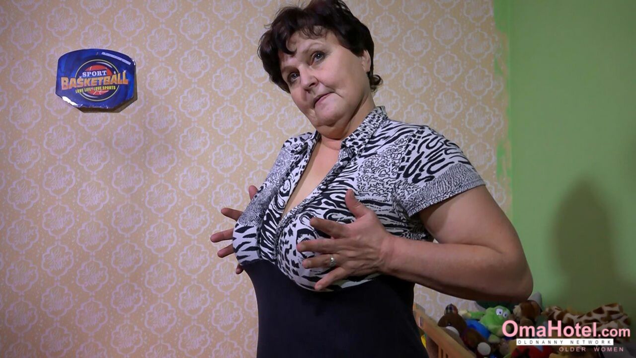 VERY HOT OLD GRANNY WITH NYLONS