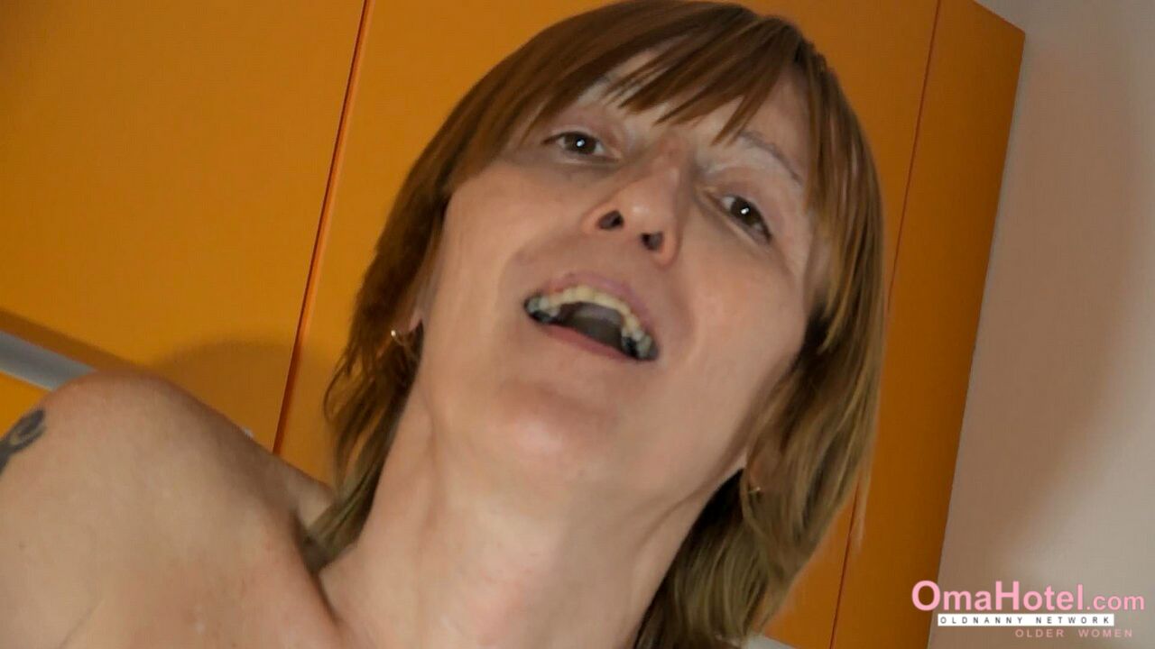 MILF MASTURBATES HER PUSSY