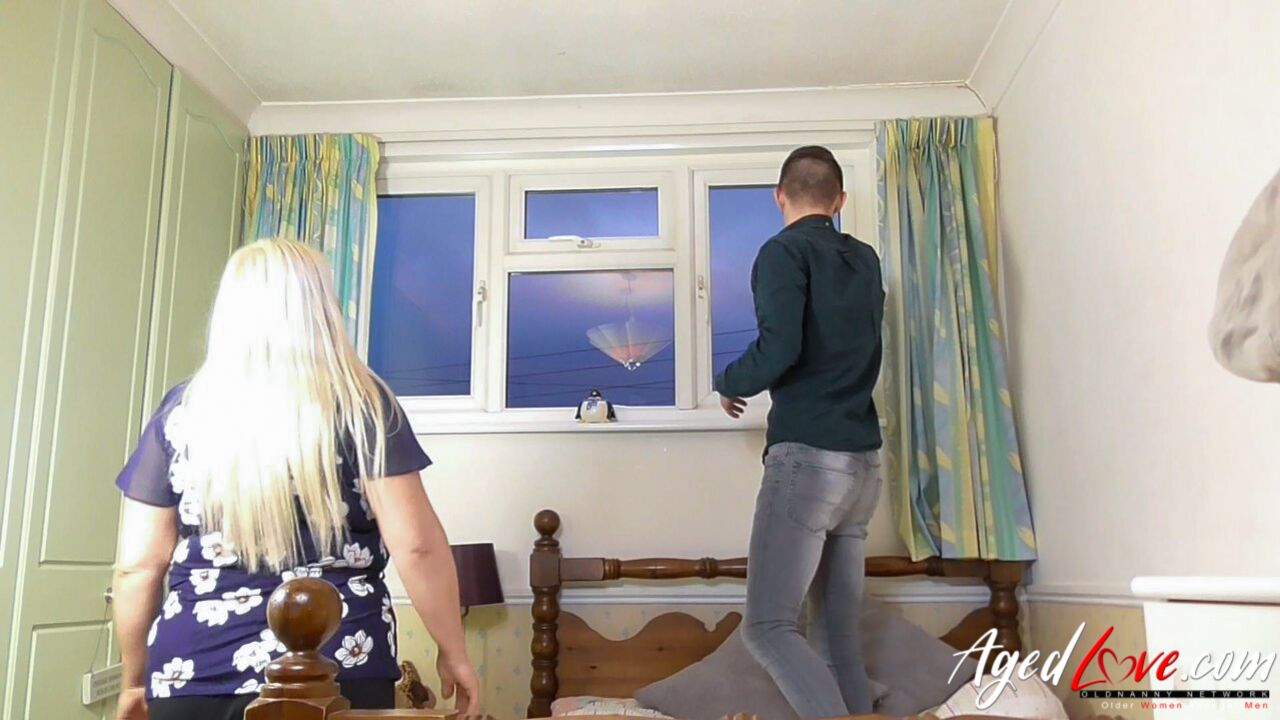 BUSTY GORGEOUS SAMMY FLIRTING WITH GUY