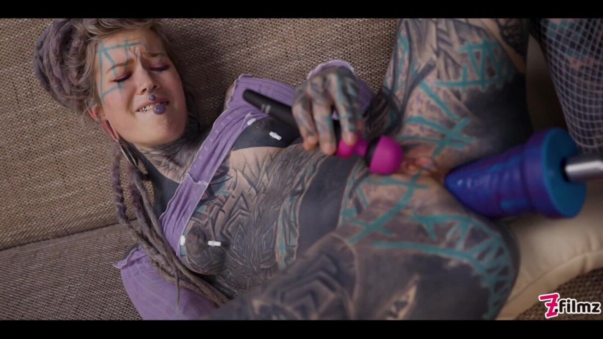 Anuskatzz gets a butt fucking with toys, dick and machine
