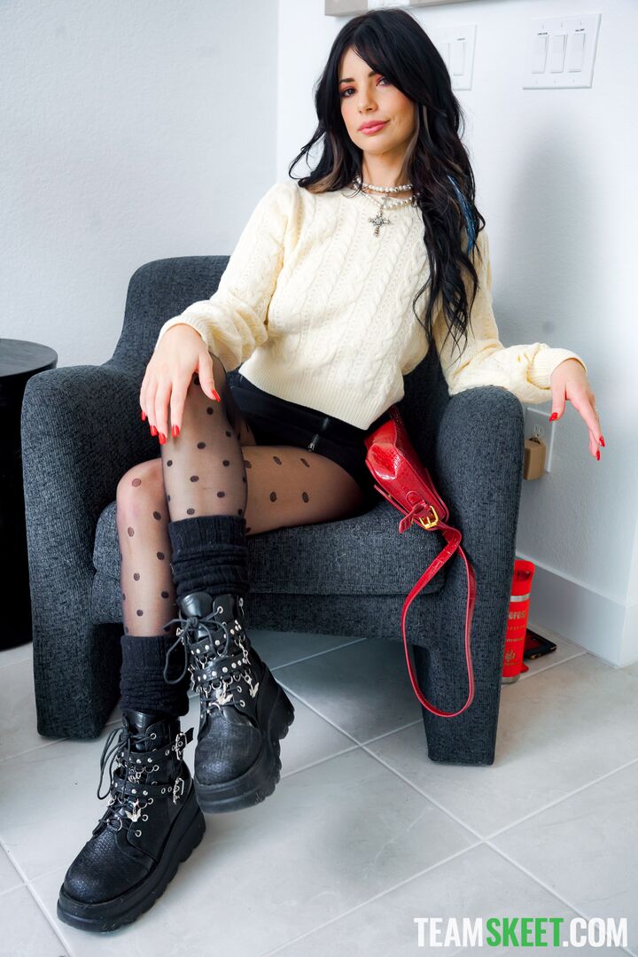 Feminist Revolution: Asteria Fucks Her Favorite Authour’s Pussy With a Strap-on