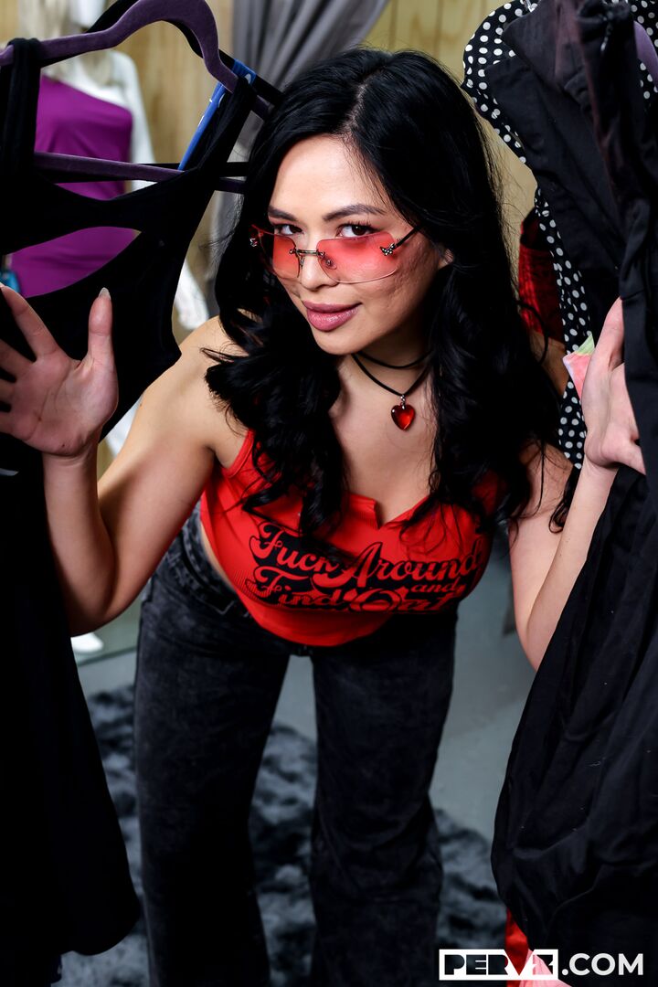 “Please, Don’t Call Security!” Scarlett Alexis Caught Red-Handed