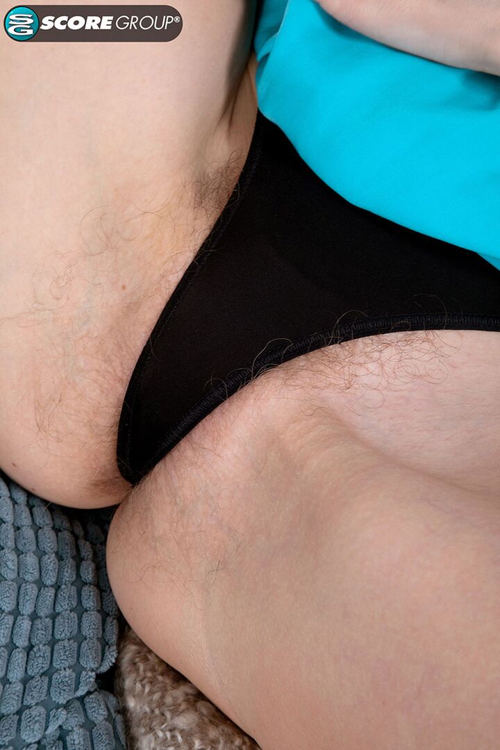 Foxy got divorced and learned to love her hairy pussy
