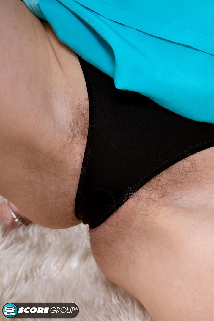 Foxy got divorced and learned to love her hairy pussy