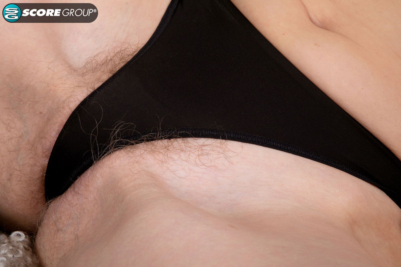 Foxy got divorced and learned to love her hairy pussy