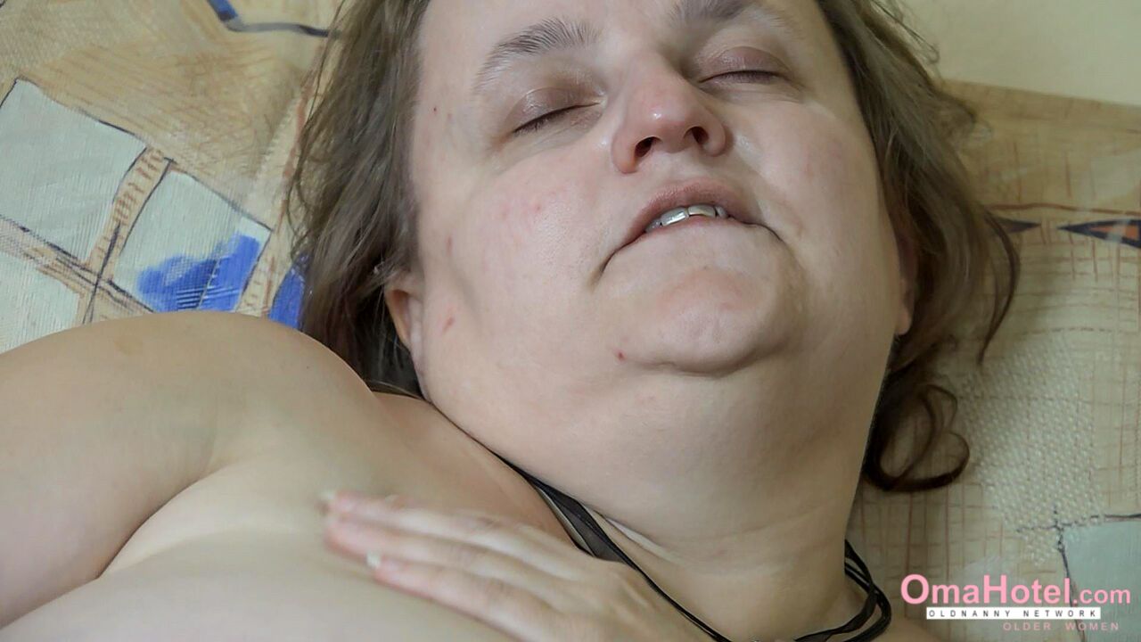OLDER WOMEN MASTURBATING HAIRY PUSSY