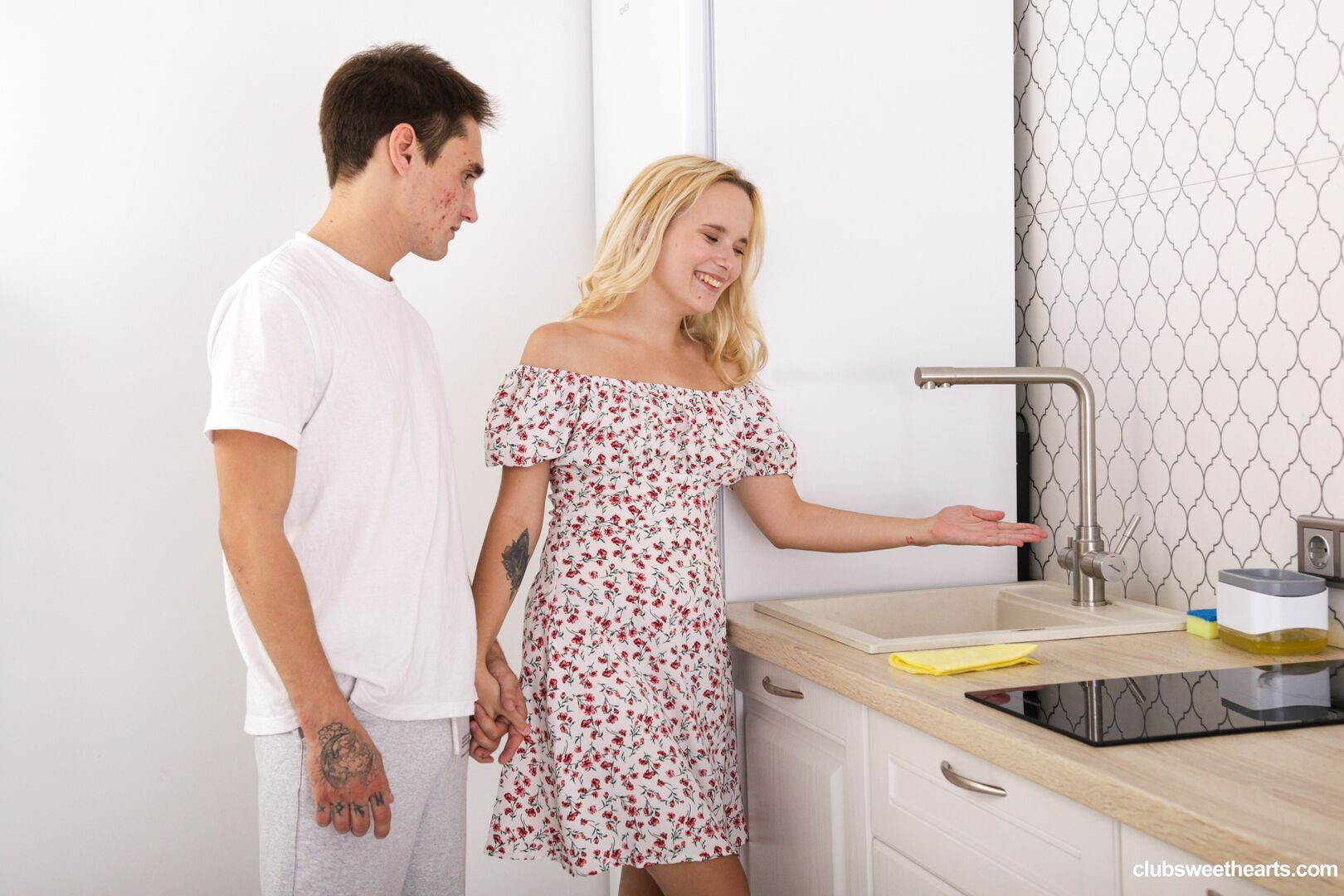 Loli Pop gets dirty in the kitchen