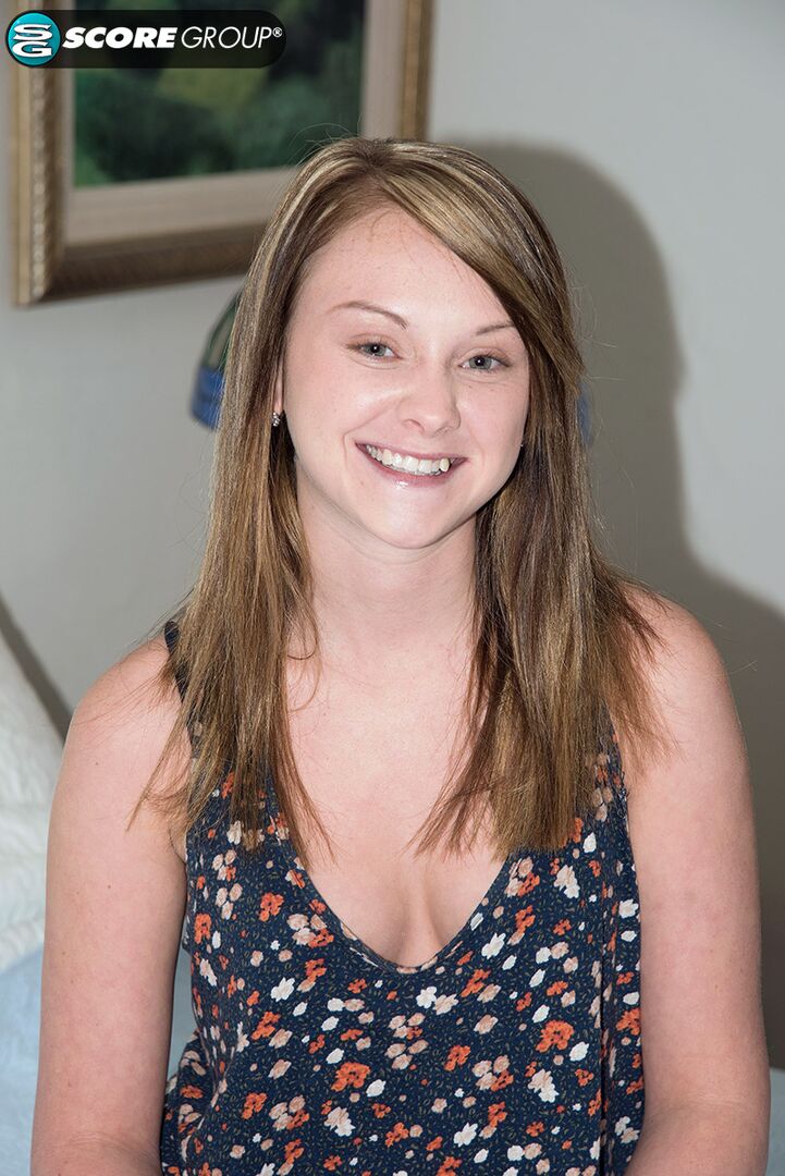 Lizzy Bell is a great performer. She makes out with her guy, then she sucks him deeply and then cums when he eats her out.
