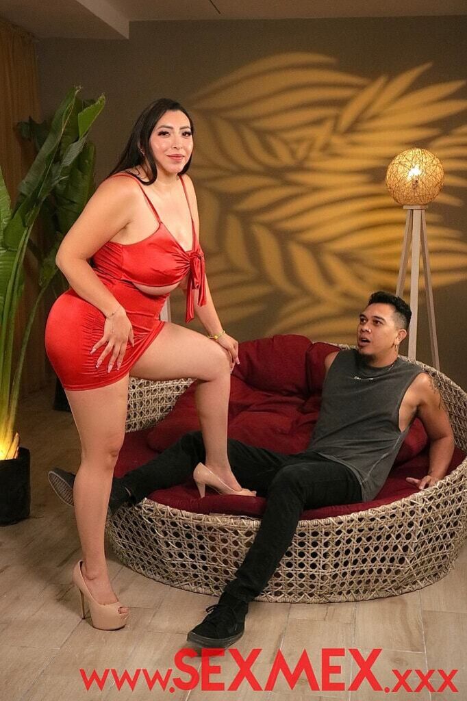 SHE GETS FUCKED BY HER EMPLOYEE . Kari Cachonda