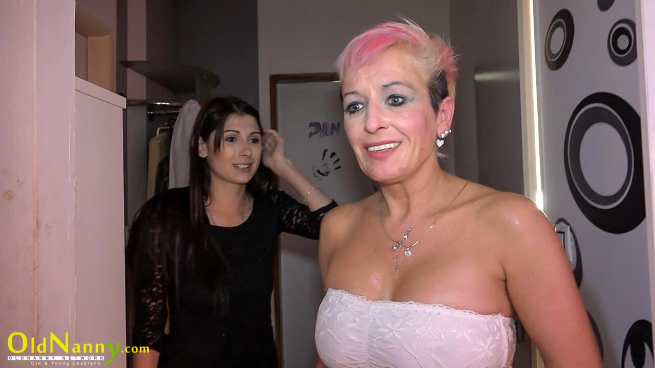 OLDER LESBIAN TEACHES GIRL HOW TO FIST HERSELF