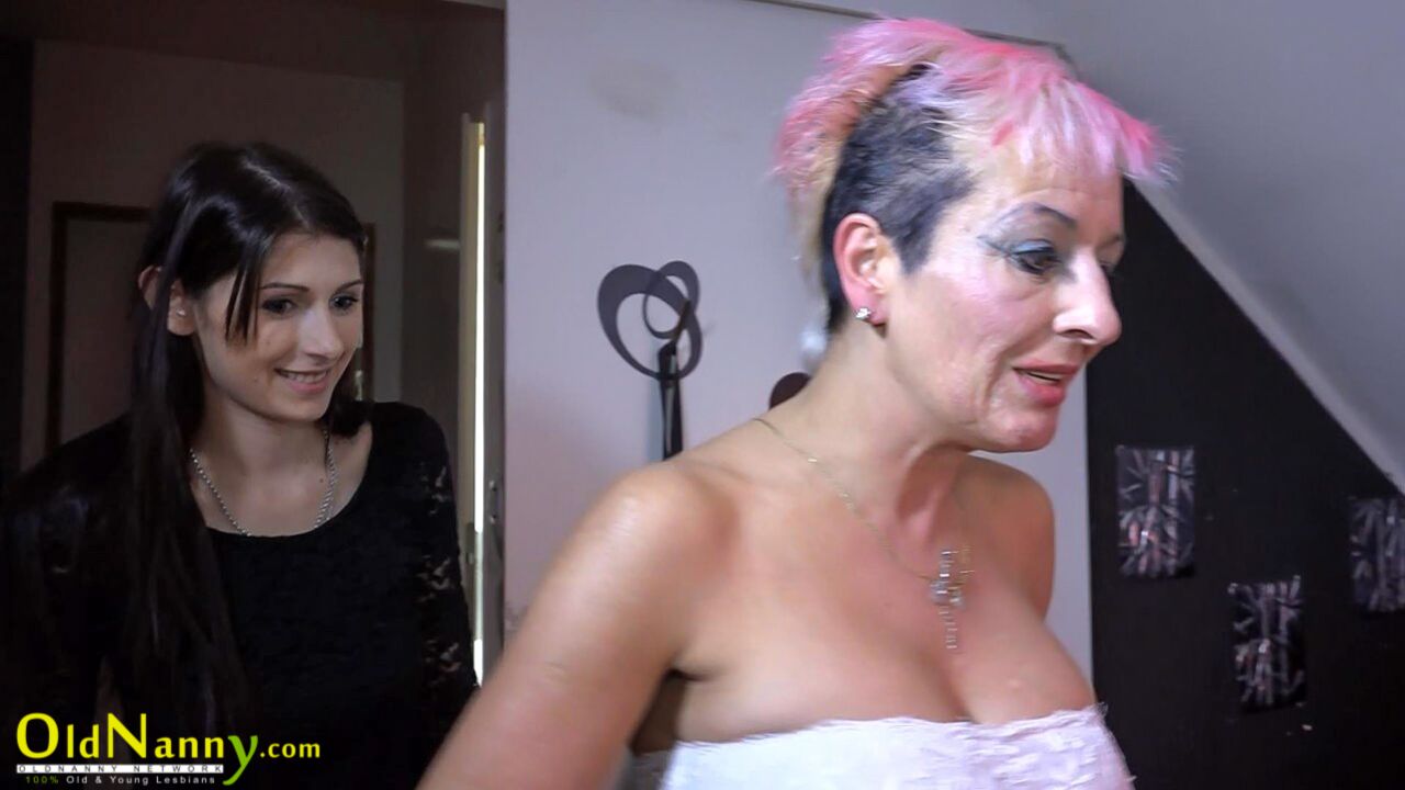 OLDER LESBIAN TEACHES GIRL HOW TO FIST HERSELF