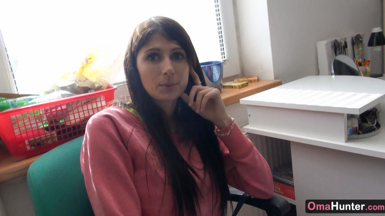 HUNTER GIRL IN SEARCH OF CHUBBY MOM TO FUCK