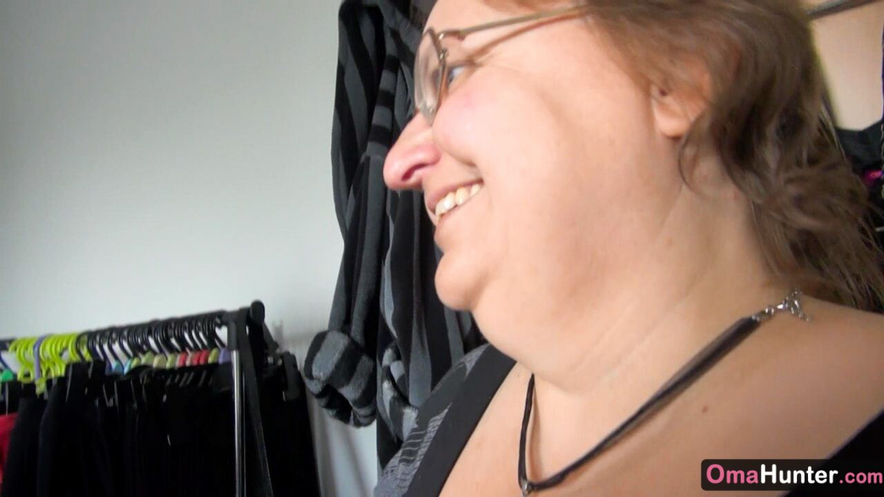HUNTER GIRL IN SEARCH OF CHUBBY MOM TO FUCK