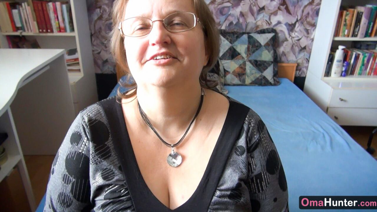 HUNTER GIRL IN SEARCH OF CHUBBY MOM TO FUCK