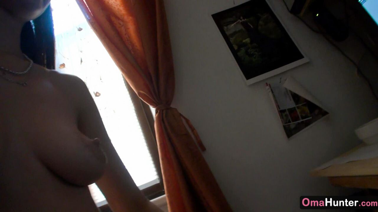 HUNTER GIRL IN SEARCH OF OLDER WOMEN TO FUCK