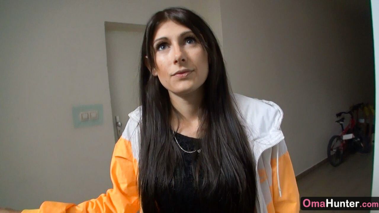 HUNTER GIRL IN SEARCH OF OLDER WOMEN TO FUCK