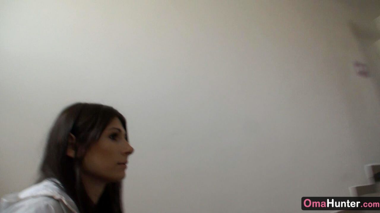 HUNTER GIRL IN SEARCH OF OLDER WOMEN TO FUCK