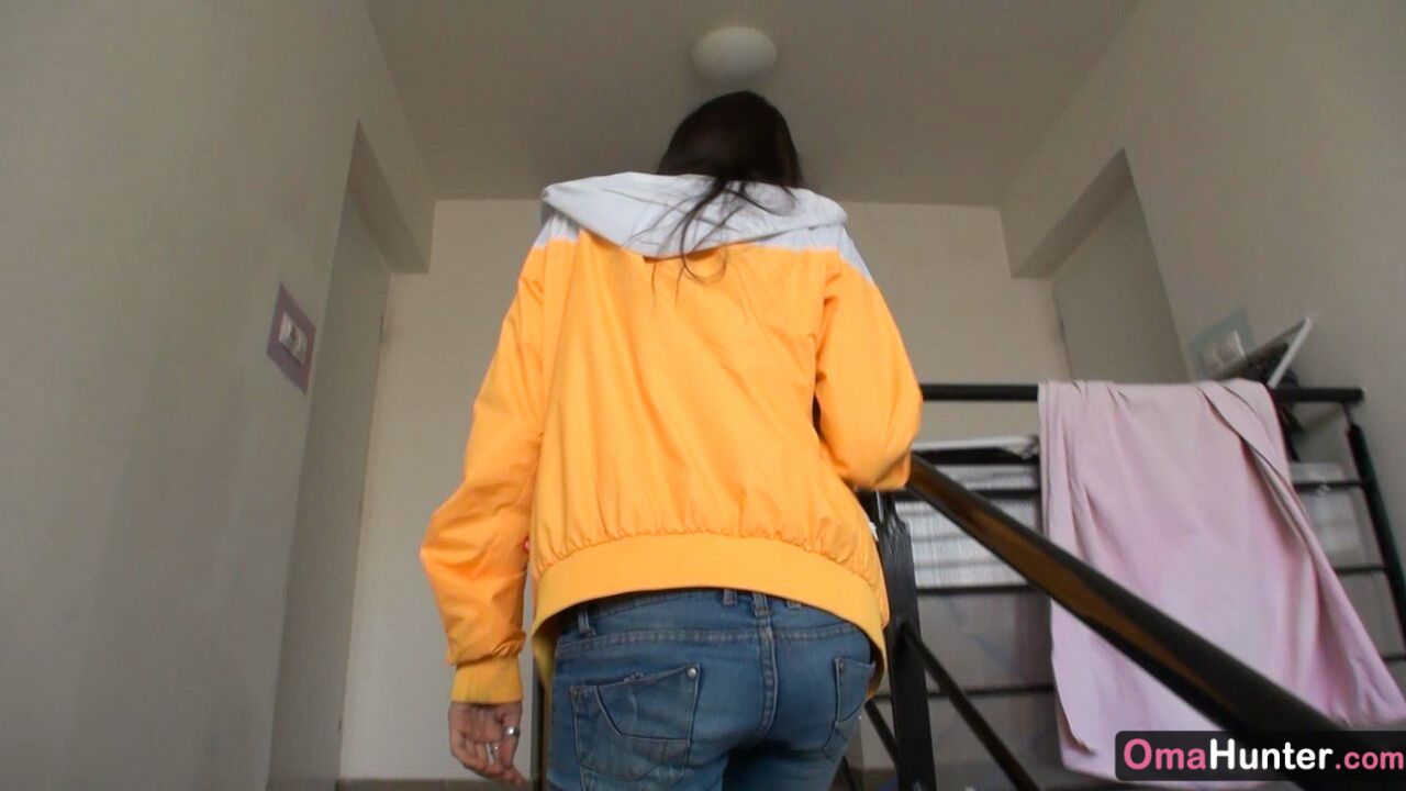 HUNTER GIRL IN SEARCH OF OLDER WOMEN TO FUCK
