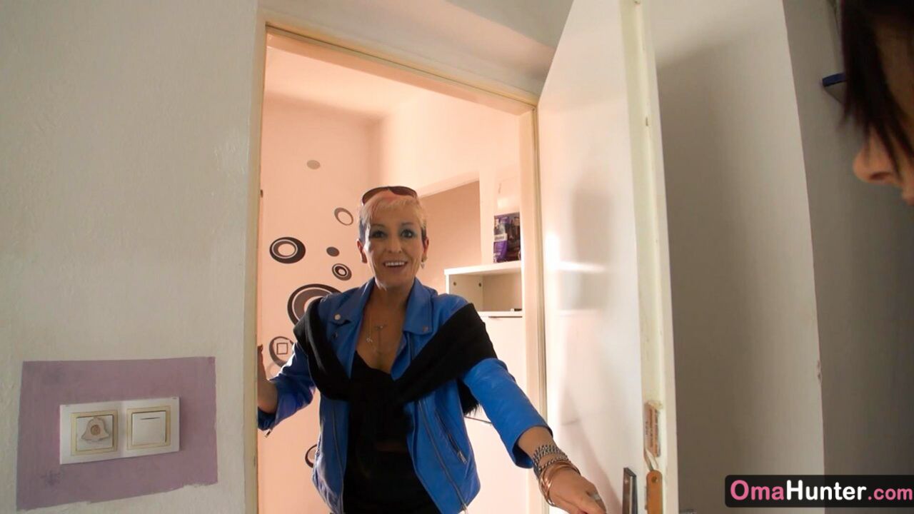 HUNTER GIRL IN SEARCH OF OLDER WOMEN TO FUCK