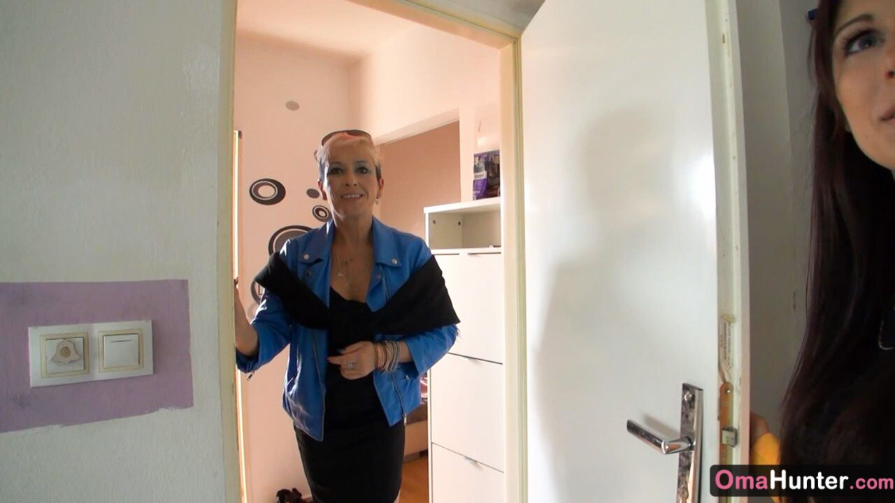 HUNTER GIRL IN SEARCH OF OLDER WOMEN TO FUCK